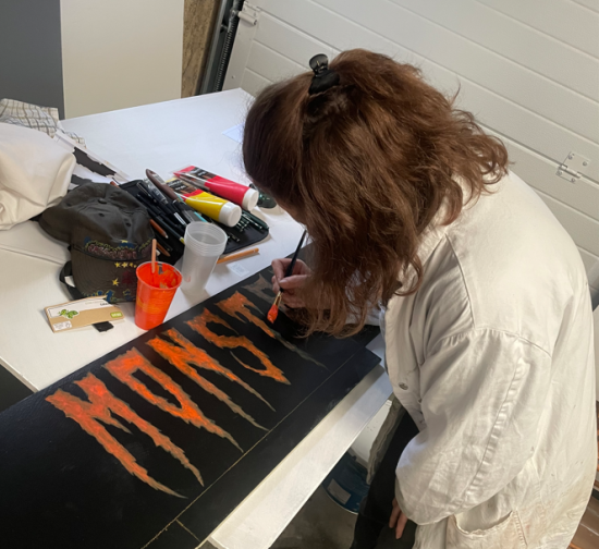 Préparation lettrage panneau Monster Run